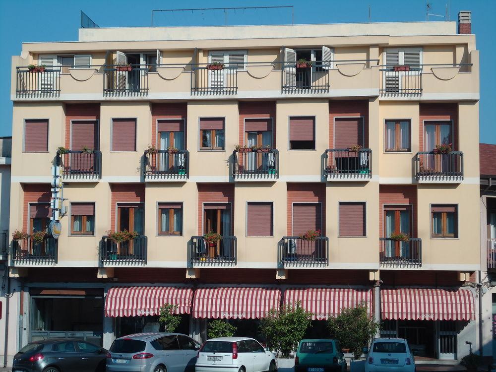 Hotel Ristorante Mommo Polistena Buitenkant foto